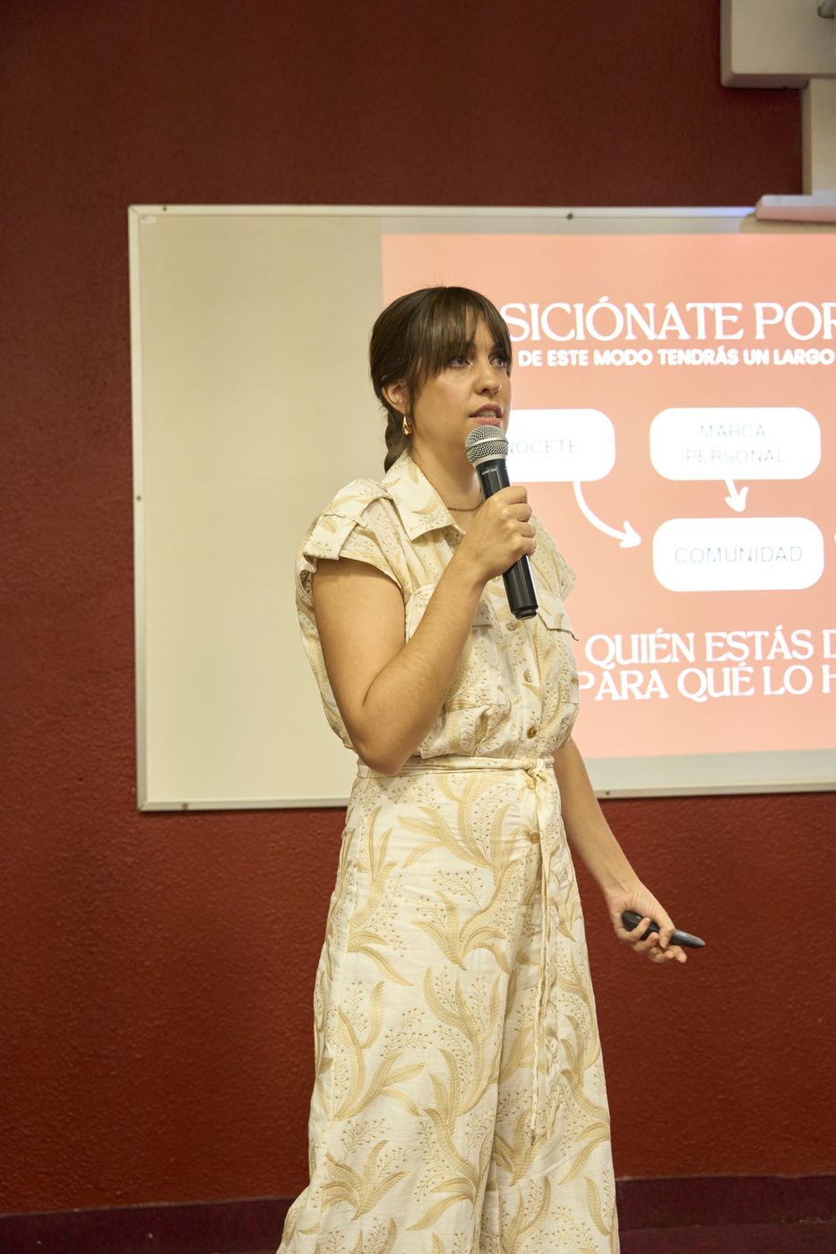 Arantxa Cañadas dando una ponencia