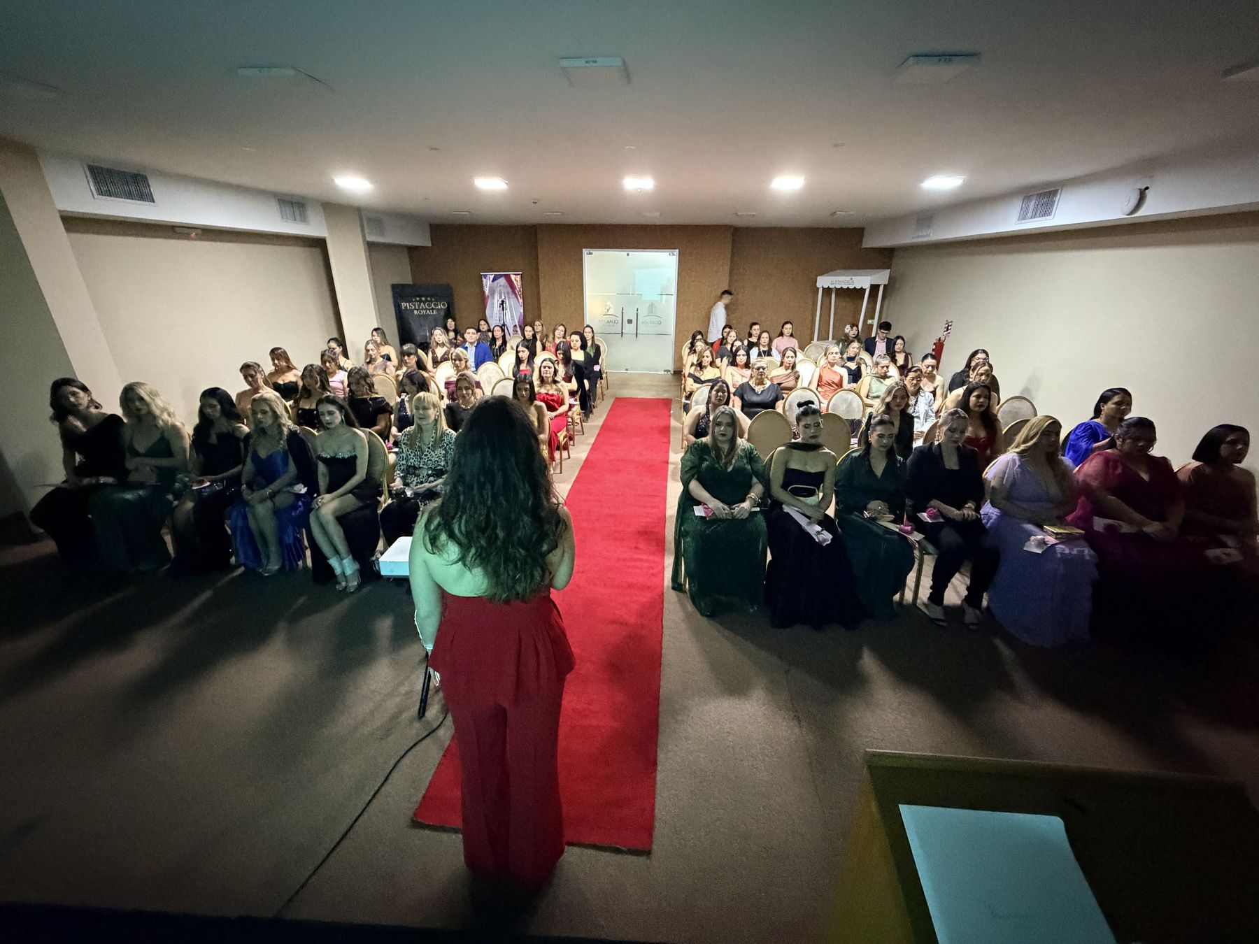 Sala llena en un evento de Mujer, Vive & Emprende